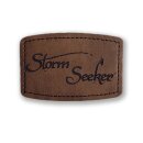 Storm Seeker - Kunstleder-Patch „Logo“ (Braun...