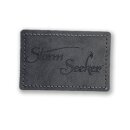 Storm Seeker - Kunstleder-Patch „Logo“ (Grau...