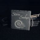 Storm Seeker - Schieferuntersetzer (Nautilus & Logo)
